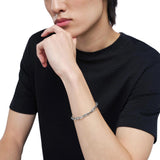 Φωτογραφία του ανδρικού βραχιολιού Emporio Armani EGS3249040 φορεμένο, αναδεικνύοντας το ασημί μπρασελέ κρίκο-κρίκο και την εφαρμογή του στον καρπό.