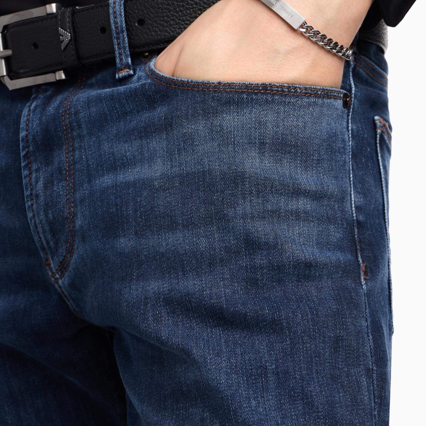 Ανδρικό βραχιόλι Emporio Armani EGS3304040 φορεμένο στον καρπό, από ανοξείδωτο ατσάλι σε ασημί χρώμα με ταυτότητα.