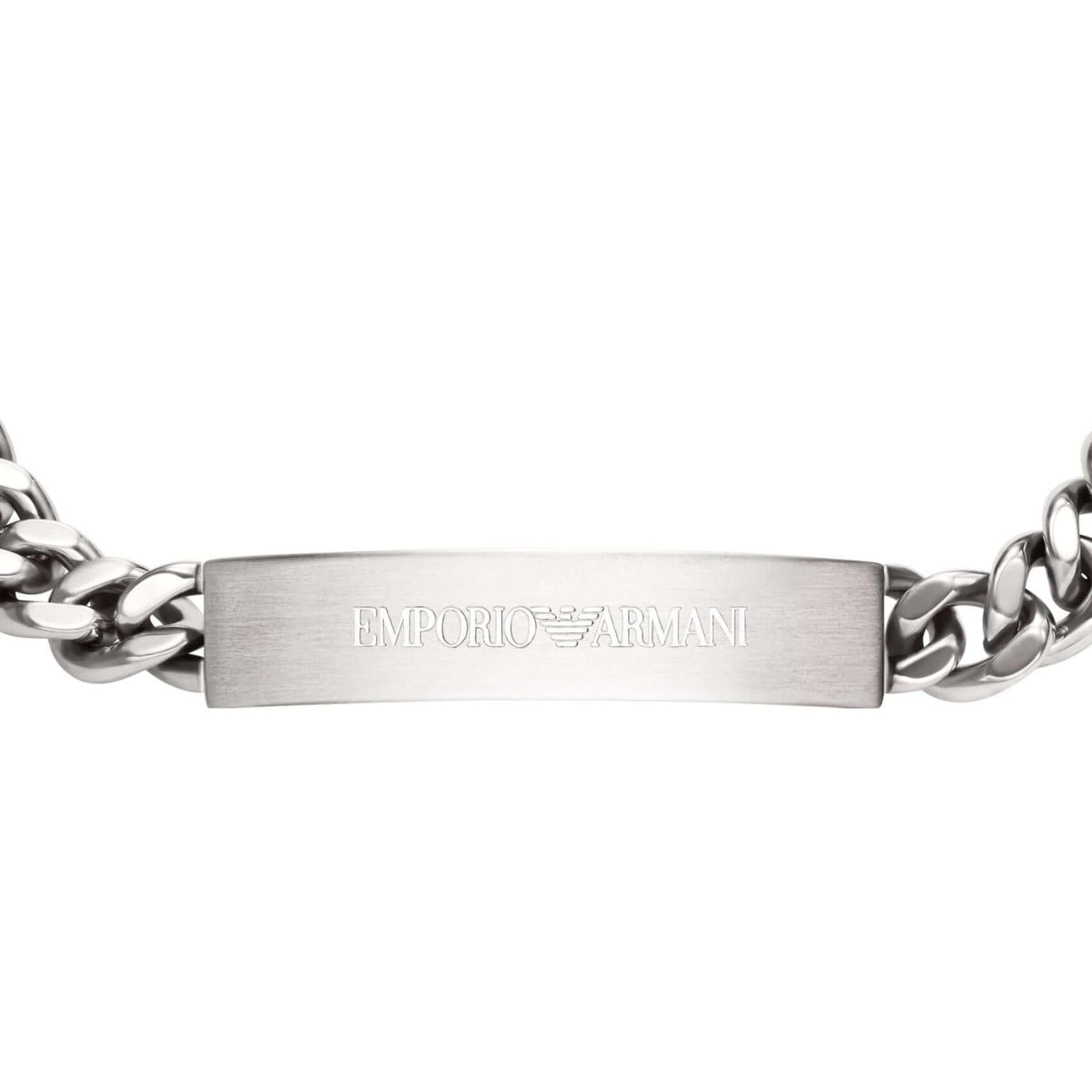 Λεπτομέρεια από το ανδρικό βραχιόλι Emporio Armani EGS3304040 με αλυσίδα κρίκο-κρίκο, ταυτότητα και ασημί ατσάλινο φινίρισμα.