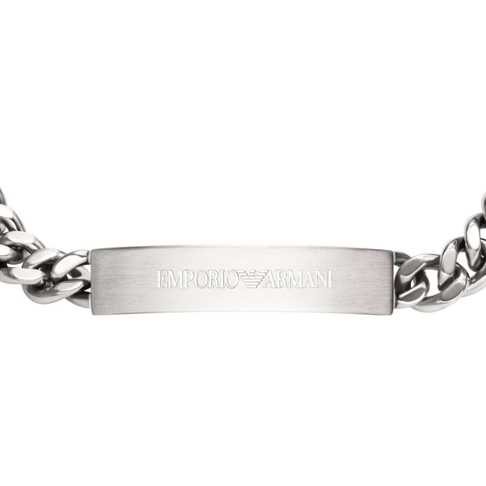 Λεπτομέρεια από το ανδρικό βραχιόλι Emporio Armani EGS3304040 με αλυσίδα κρίκο-κρίκο, ταυτότητα και ασημί ατσάλινο φινίρισμα.