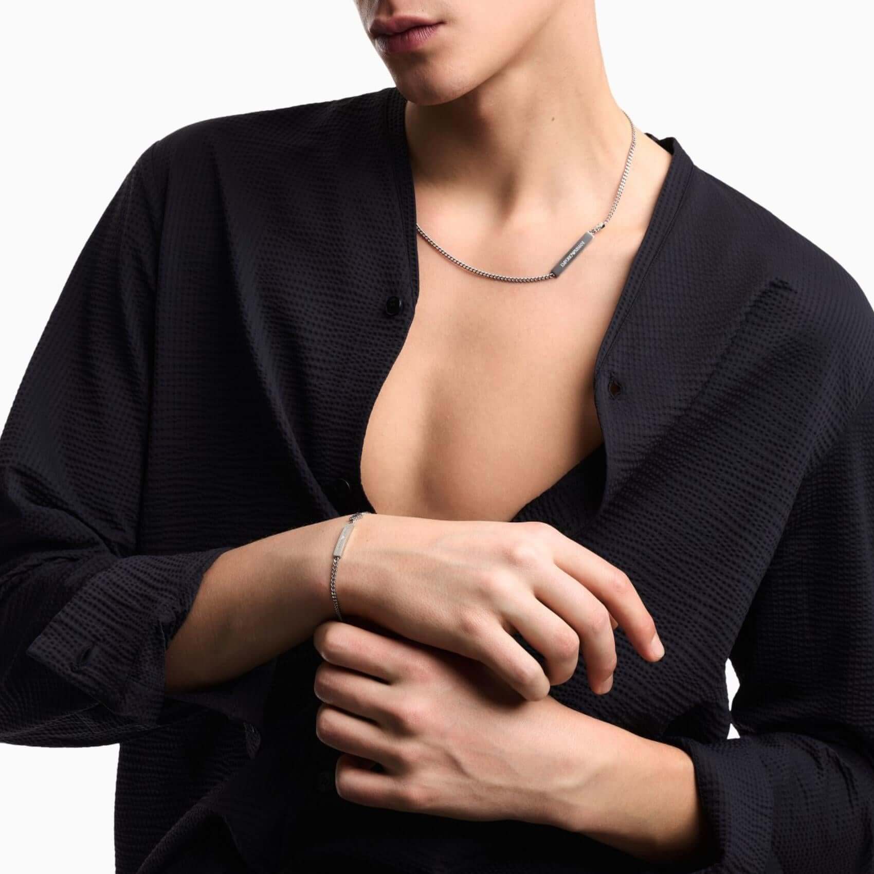Ανδρικό βραχιόλι Emporio Armani EGS3310040 φορεμένο στον καρπό, ταυτότητα από ανοξείδωτο ατσάλι σε ασημί χρώμα.