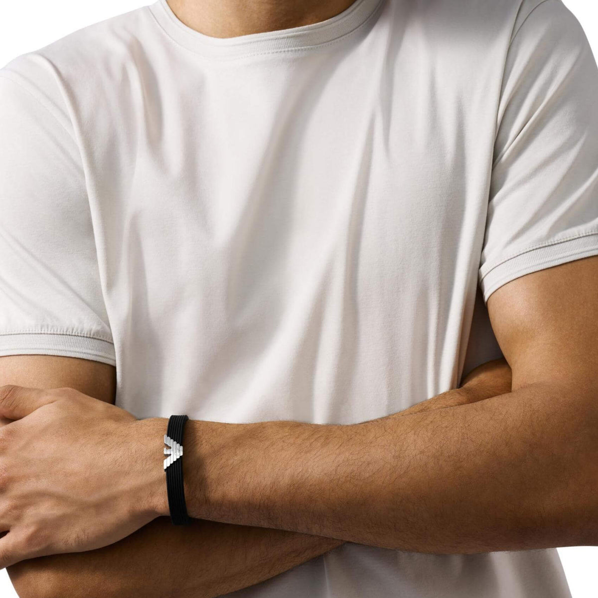Ανδρικό βραχιόλι Emporio Armani EGS3168040 σιλικόνης σε μαύρο χρώμα με ατσάλινο στοιχείο σε σχήμα V και κούμπωμα σε ασημί χρώμα-φορεμένο.