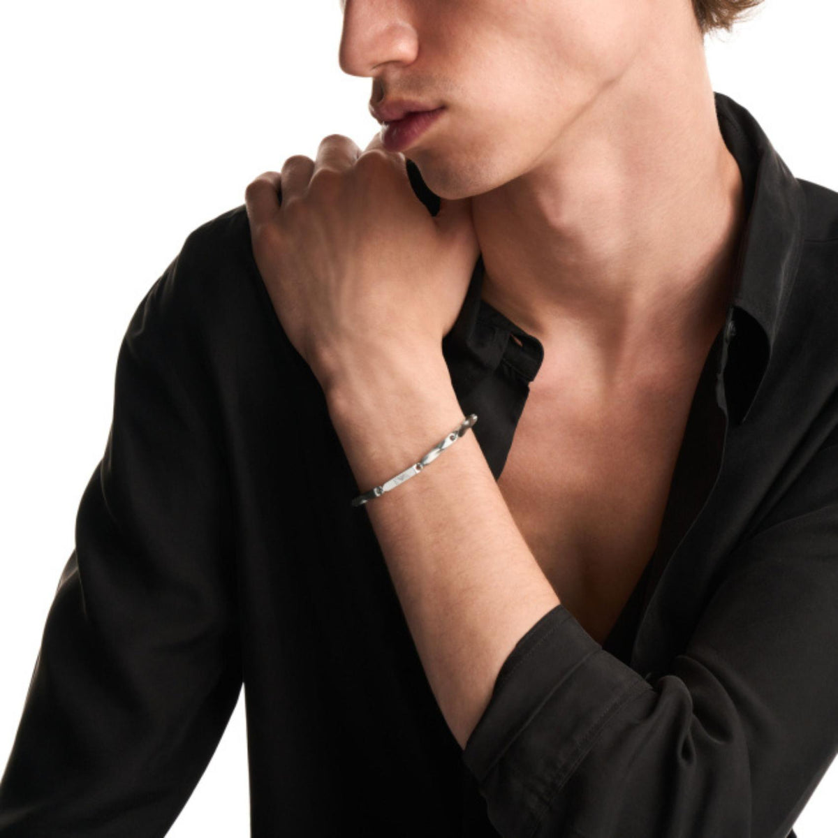 Ανδρικό βραχιόλι ταυτότητα Emporio Armani Iconic Trend EGS3367040 φορεμένο στον καρπό σε ασημί χρώμα