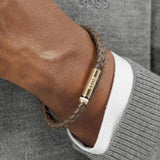 Ανδρικό δερμάτινο βραχιόλι Boss 1580670M σε καφέ χρώμα με πλεκτό σχέδιο, φορεμένο