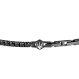 Κοντινή λεπτομέρεια στο κεντρικό στοιχείο του ανδρικού βραχιολιού Maserati JM425AVC08 ριβιέρα με ασημί τρίαινα και μαύρα ζιργκόν σε μαύρο φινίρισμα.