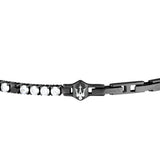 Κοντινή λεπτομέρεια στο κεντρικό στοιχείο του ανδρικού βραχιολιού Maserati JM425AVC09 ριβιέρα με ασημί τρίαινα και μαύρα-λευκά ζιργκόν σε μαύρο φινίρισμα.