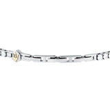 Λεπτομέρεια στο κούμπωμα και στο μπρασελέ του ανδρικού βραχιολιού Maserati JM425AVC12 ριβιέρα από ανοξείδωτο ατσάλι σε ασημί.