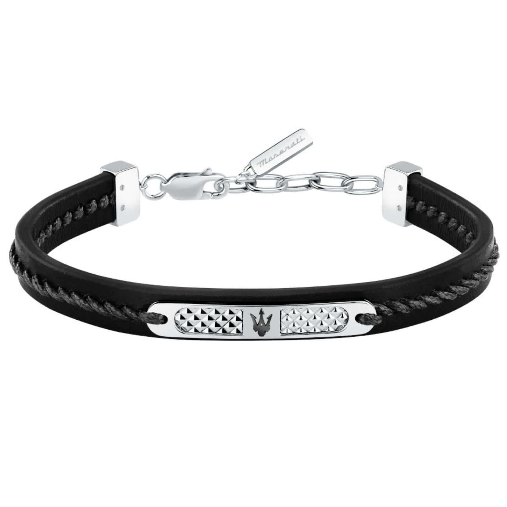 Ανδρικό βραχιόλι Maserati JM525AVE29 από ανακυκλωμένο δέρμα σε μαύρο χρώμα, με ασημί ατσάλινο στοιχείο και μαύρη τρίαινα.