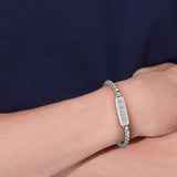 Ανδρικό βραχιόλι Lacoste 2040538 ατσάλινο σε ασημί χρώμα με ταυτότητα διασκοσμημένη με τα 4 χαρακτηριστικά μοτίβα της συλλογής, φορεμένο