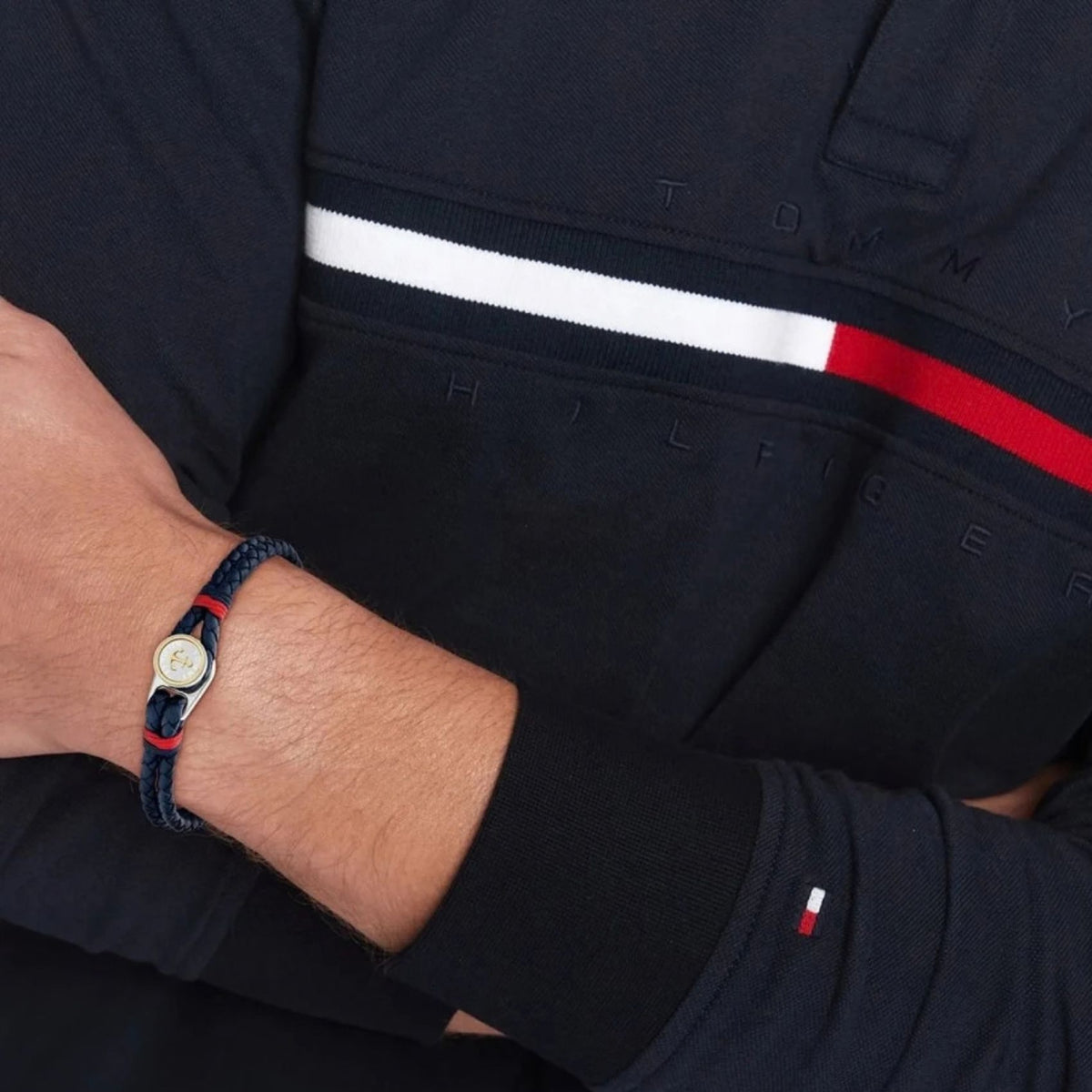 Ανδρικό βραχιόλι Tommy Hilfiger 2790691 φορεμένο σε μπλε χρώμα από πλεκτό δέρμα