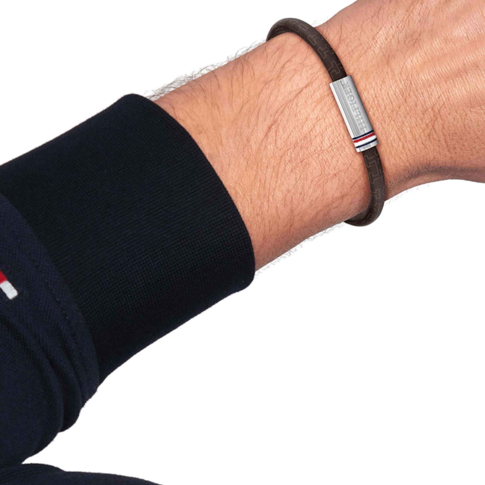 Ανδρικό βραχιόλι Tommy Hilfiger 2790703 φορεμένο δερμάτινο σε καφέ χρώμα με κούμπωμα σε ασημί χρώμα.