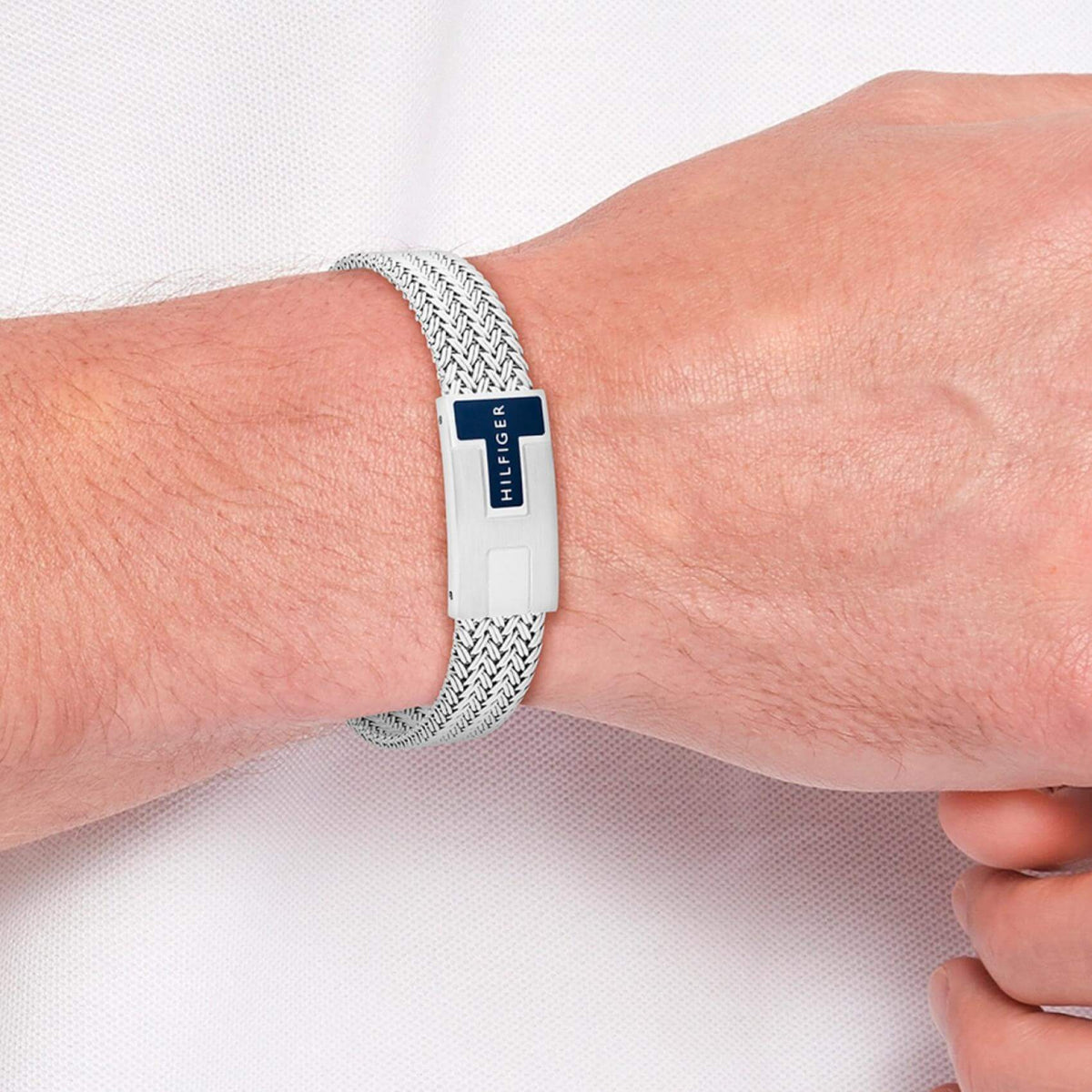 Ανδρικό βραχιόλι Tommy Hilfiger 2790705 φορεμένο στον καρπό, ατσάλινο σε ασημί χρώμα με μπλε στοιχεία.