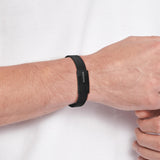 Ανδρικό βραχιόλι Tommy Hilfiger 2790707 φορεμένο στον καρπό, ατσάλινο σε μαύρο χρώμα με σχέδιο μπρασελέ.