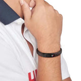 Ανδρικό βραχιόλι Tommy Hilfiger από καφέ δέρμα και κούμπωμα από μαύρο ατσάλι, φορεμένο