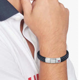 Ανδρικό μπλε δερμάτινο βραχιόλι Tommy Hilfiger με ασημί κούμπωμα φορεμένο στον καρπό.