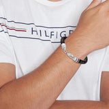 Ανδρικό δίχρωμο μαύρο και καφέ δερμάτινο βραχιόλι Tommy Hilfiger φορεμένο στον καρπό, 2790632.