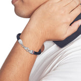 Ανδρικό δίχρωμο μπλε και μαύρο δερμάτινο βραχιόλι Tommy Hilfiger φορεμένο στον καρπό.