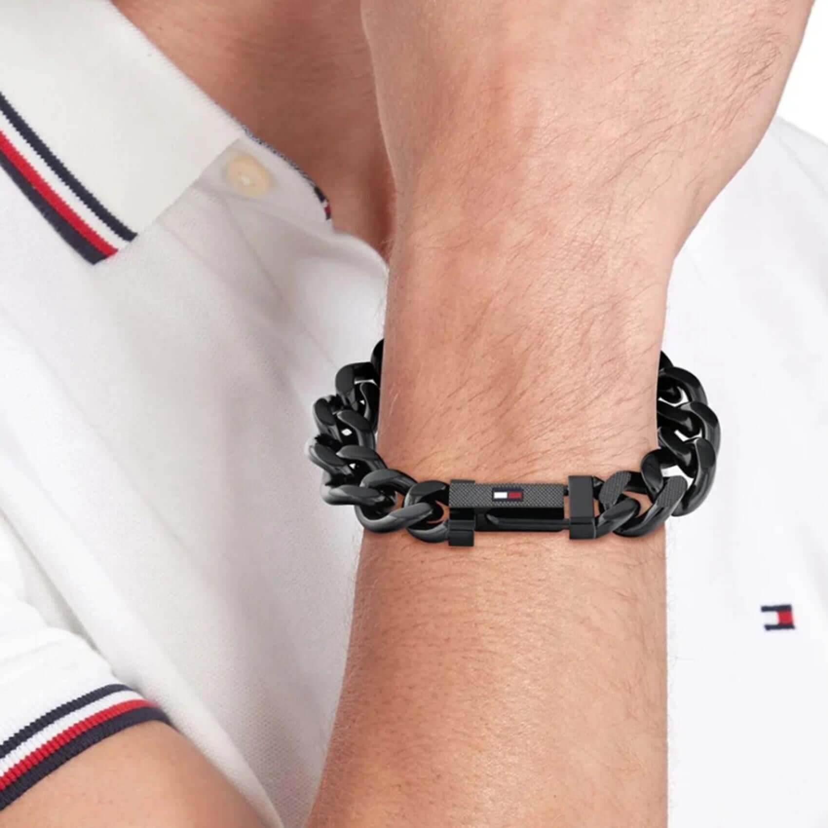 Ανδρικό ατσάλινο βραχιόλι Tommy Hilfiger 2790639 χειροπέδα σε μαύρο χρώμα και σχέδιο αλυσίδας με διαγώνια πλέξη, φορεμένο.