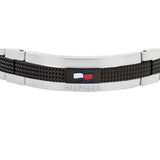 Ανδρικό ατσάλινο βραχιόλι Tommy Hilfiger 2790643 χειροπέδα σε ασημένιο χρώμα με μαύρες λεπτομέρεις και σχέδιο μπρασελέ, κοντινή λήψη.