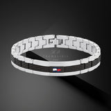 Ανδρικό ατσάλινο βραχιόλι Tommy Hilfiger 2790643 χειροπέδα σε ασημένιο χρώμα με μαύρες λεπτομέρεις και σχέδιο μπρασελέ, σε μαύρο φόντο.