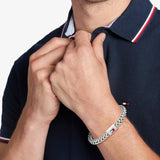 Ανδρικό βραχιόλι χειροπέδα Tommy Hilfiger 2790647 από ατσάλι σε ασημί χρώμα, φορεμένο.