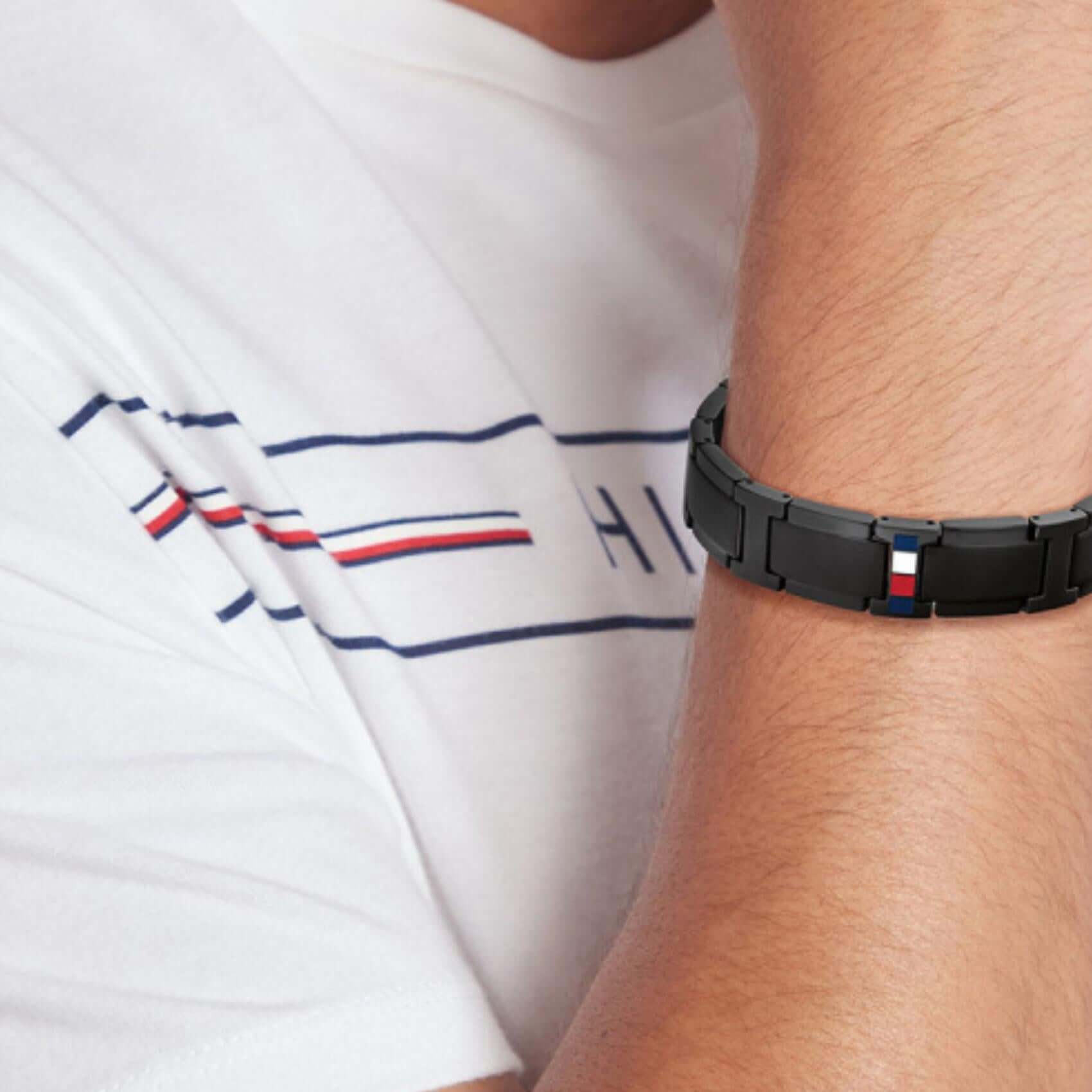 Ανδρικό βραχιόλι χειροπέδα Tommy Hilfiger 2790659 φορεμένο σε μαύρο χρώμα από ανοξείδωτο ατσάλι.
