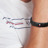 Ανδρικό βραχιόλι χειροπέδα Tommy Hilfiger 2790659 φορεμένο σε μαύρο χρώμα από ανοξείδωτο ατσάλι.