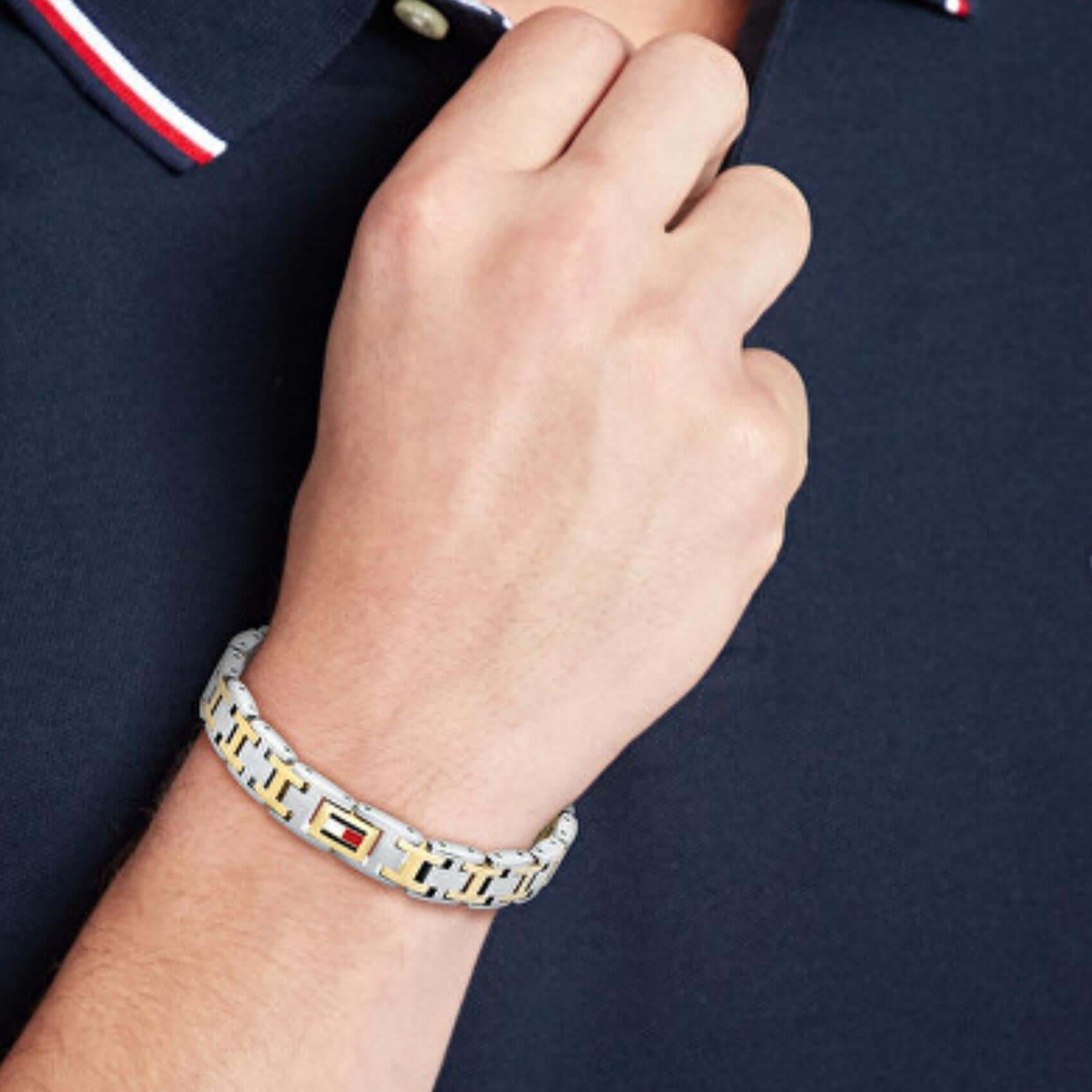 Ανδρικό βραχιόλι χειροπέδα Tommy Hilfiger 2790683 φορεμένο δίχρωμο σε ασημί και χρυσό χρώμα.