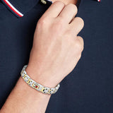 Ανδρικό βραχιόλι χειροπέδα Tommy Hilfiger 2790683 φορεμένο δίχρωμο σε ασημί και χρυσό χρώμα.