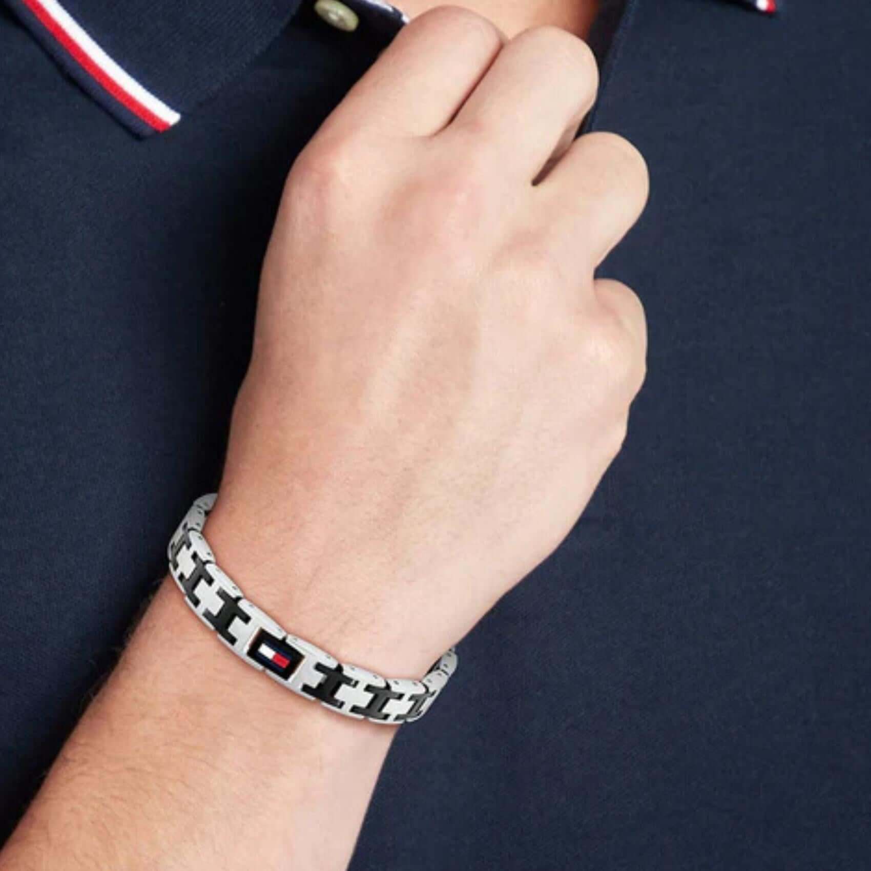 Ανδρικό βραχιόλι χειροπέδα Tommy Hilfiger 2790684 φορεμένο δίχρωμο σε ασημί και μαύρο χρώμα.