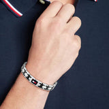 Ανδρικό βραχιόλι χειροπέδα Tommy Hilfiger 2790684 φορεμένο δίχρωμο σε ασημί και μαύρο χρώμα.