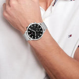 Αντρικό ρολόι Tommy Hilfiger James 1710498 χρονογράφος με ασημί ατσάλινο μπρασελέ και μπλε καντράν διαμέτρου 44mm.
