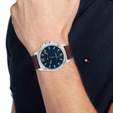 Ανδρικό ρολόι Tommy Hilfiger Jason 1710484 με καφέ δερμάτινο λουράκι και μπλε καντράν διαμέτρου 43mm.