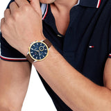 Ανδρικό ρολόι Tommy Hilfiger Ryder 1710496 με καφέ δερμάτινο λουράκι και μπλε καντράν διαμέτρου 44mm με ένδειξη ημέρας-ημερομηνίας.
