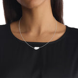 Γυναικείο κολιέ Calvin Klein 35000600 ατσάλινο ασημί με ασύμμετρο κρεμαστό, φορεμένο