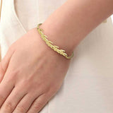 Γυναικείο ατσάλινο βραχιόλι Lacoste σε χρυσό χρώμα διακοσμημένο με στοιχεία από το λογότυπο της εταιρείας, φορεμένο