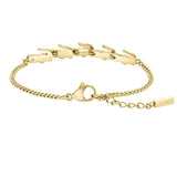 Γυναικείο ατσάλινο βραχιόλι Lacoste σε χρυσό χρώμα διακοσμημένο με στοιχεία από το λογότυπο της εταιρείας. 