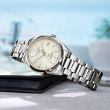 Αυτόματο ρολόι Roamer Elite 970983-41-05-20 με ασημί μπρασελέ & μπεζ καντράν διαμέτρου 42mm με ζαφείρι-σε φόντο.