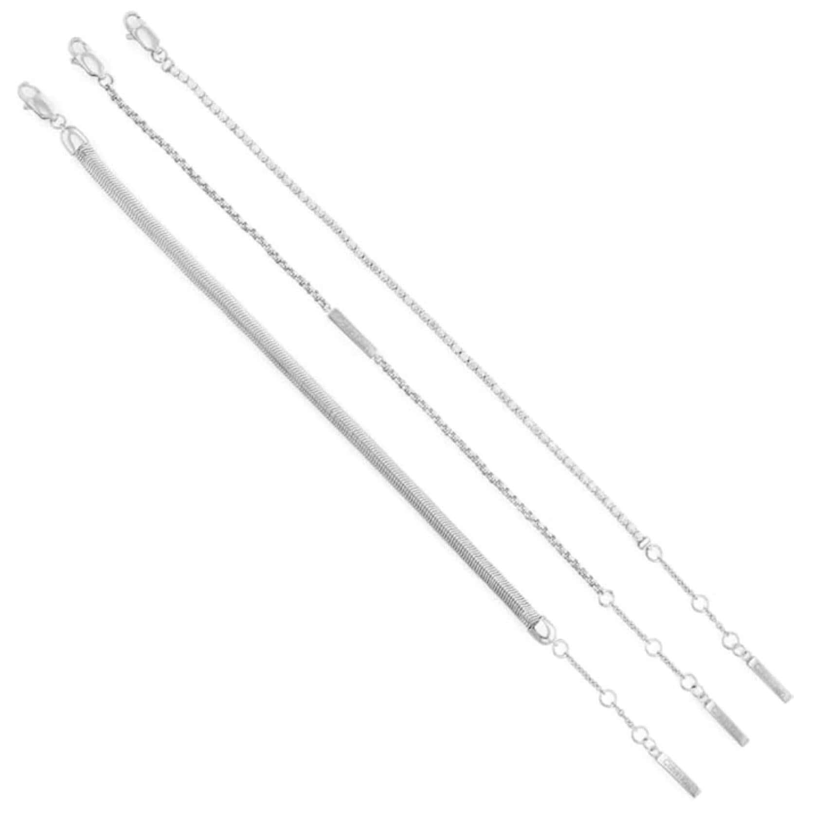 Τα τρία βραχιόλια του γυναικείου set Calvin Klein 35000796 σε ασημί χρώμα, τοποθετημένα μαζί.