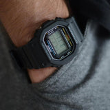 Ψηφιακό ρολόι Casio 5600 Series DW-5600E-1VER με μαύρο καουτσούκ λουράκι και μαύρο καντράν 48.9×42.8mm σε τετράγωνο σχημα.