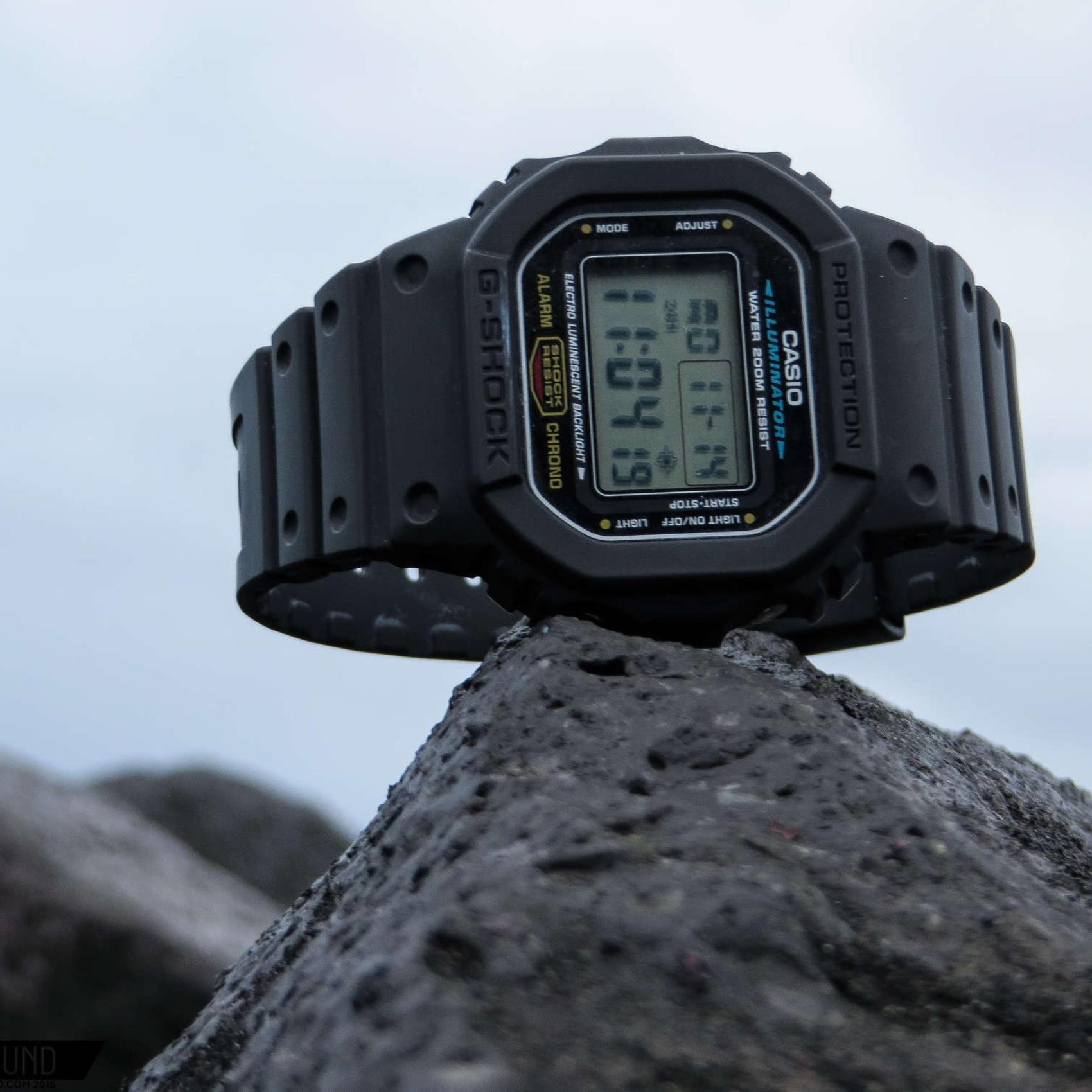 Ψηφιακό ρολόι Casio 5600 Series DW-5600E-1VER με μαύρο καουτσούκ λουράκι και μαύρο καντράν 48.9×42.8mm σε τετράγωνο σχημα.