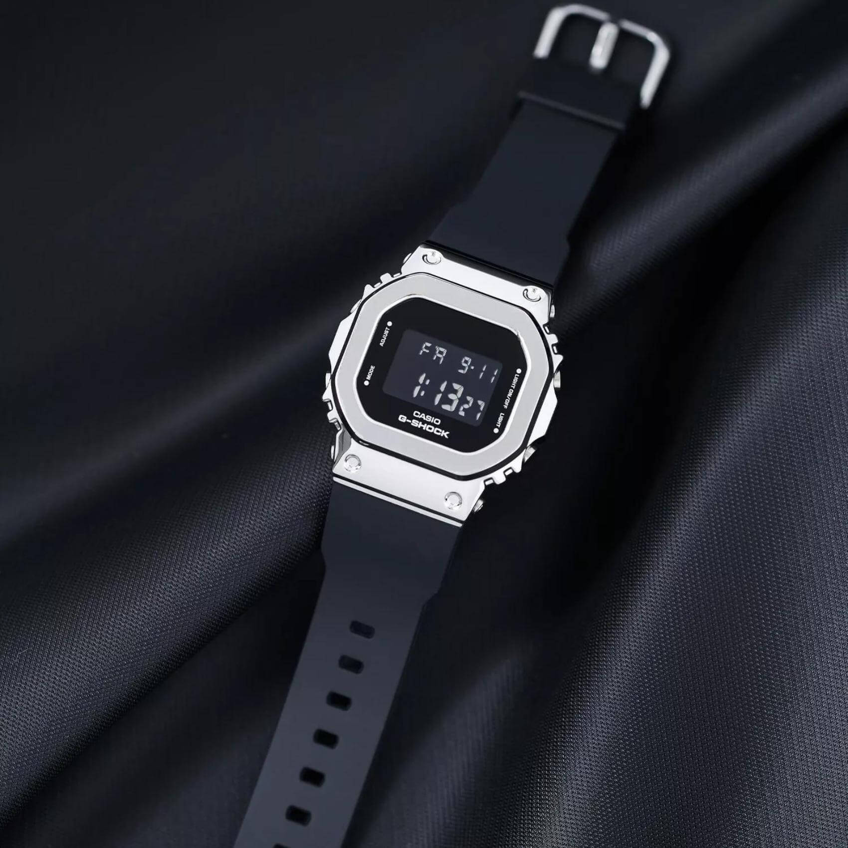 Ρολόι Casio 5600 Series GM-5600-1 με μαύρο καουτσούκ λουράκι και μαύρο καντράν 49.6×43.2mm σε τετράγωνο σχημα. 