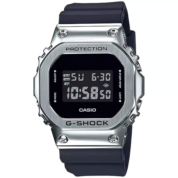 Ρολόι Casio 5600 Series GM-5600-1 με μαύρο καουτσούκ λουράκι και μαύρο καντράν 49.6×43.2mm σε τετράγωνο σχημα. 