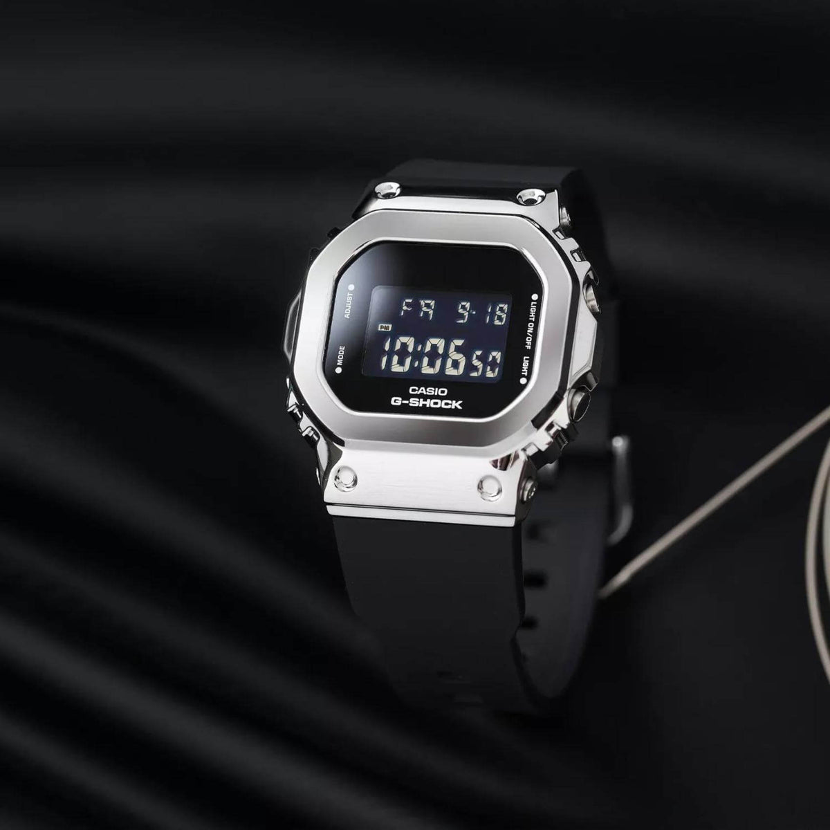Ρολόι Casio 5600 Series GM-5600-1 με μαύρο καουτσούκ λουράκι και μαύρο καντράν 49.6×43.2mm σε τετράγωνο σχημα. 