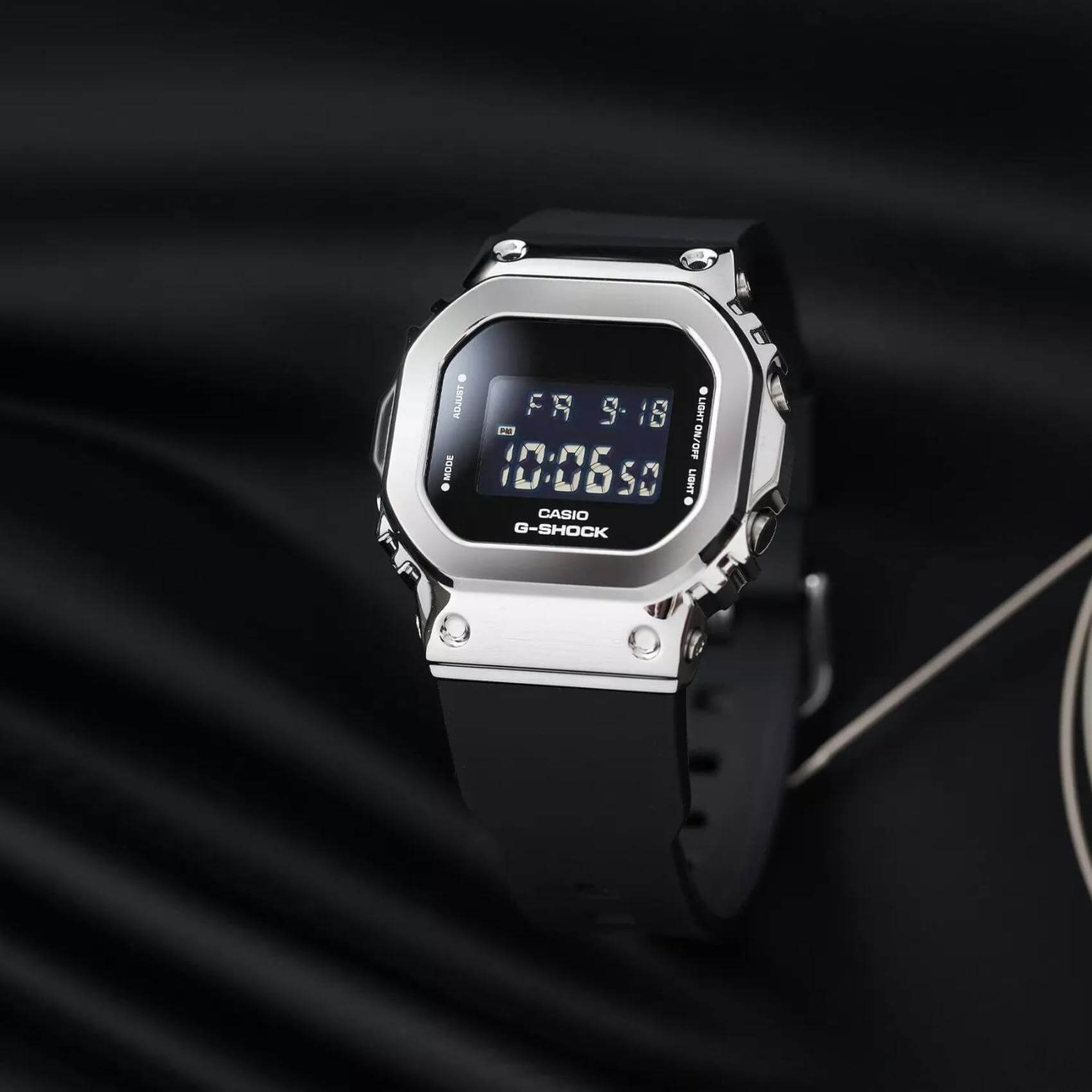 Ρολόι Casio 5600 Series GM-5600-1 με μαύρο καουτσούκ λουράκι και μαύρο καντράν 49.6×43.2mm σε τετράγωνο σχημα. 