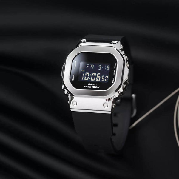 Τετράγωνο Ρολόι Casio 5600 Series GM-5600-1 Με Μαύρο Καουτσούκ Λουράκι