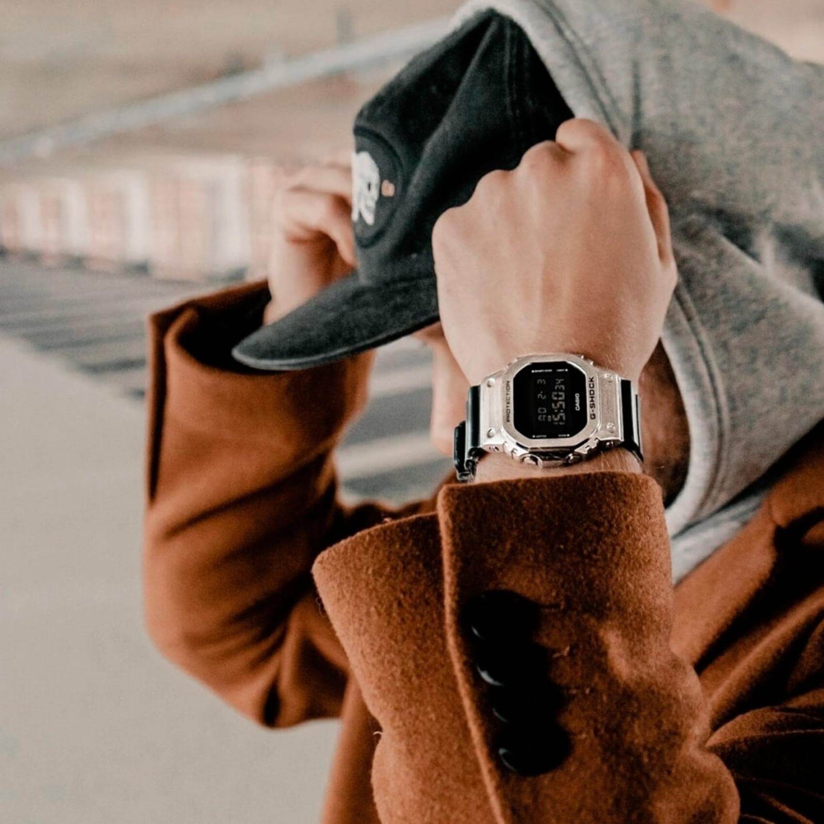 Ρολόι Casio 5600 Series GM-5600-1 με μαύρο καουτσούκ λουράκι και μαύρο καντράν 49.6×43.2mm σε τετράγωνο σχημα. 