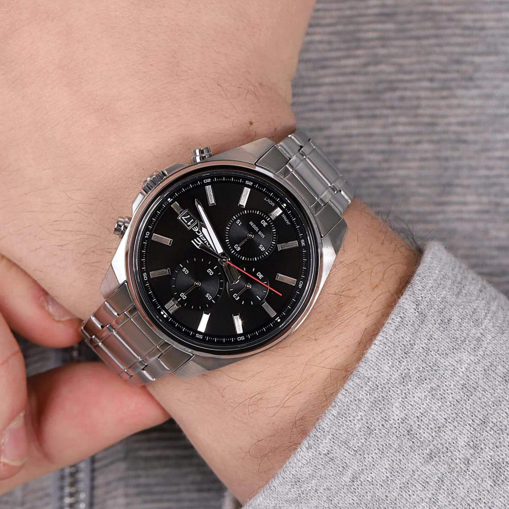 Αδιάβροχο ρολόι CASIO Edifice EFV-610D-1AVUEF με ασημί μπρασελέ από ανοξείδωτο ατσάλι, μαύρο καντράν με φωσφορίζον δείκτες, στρογγυλή στεφάνη σε ασημί χρώμα και ένδειξη ημερομηνίας και λειτουργία χρονογράφου.