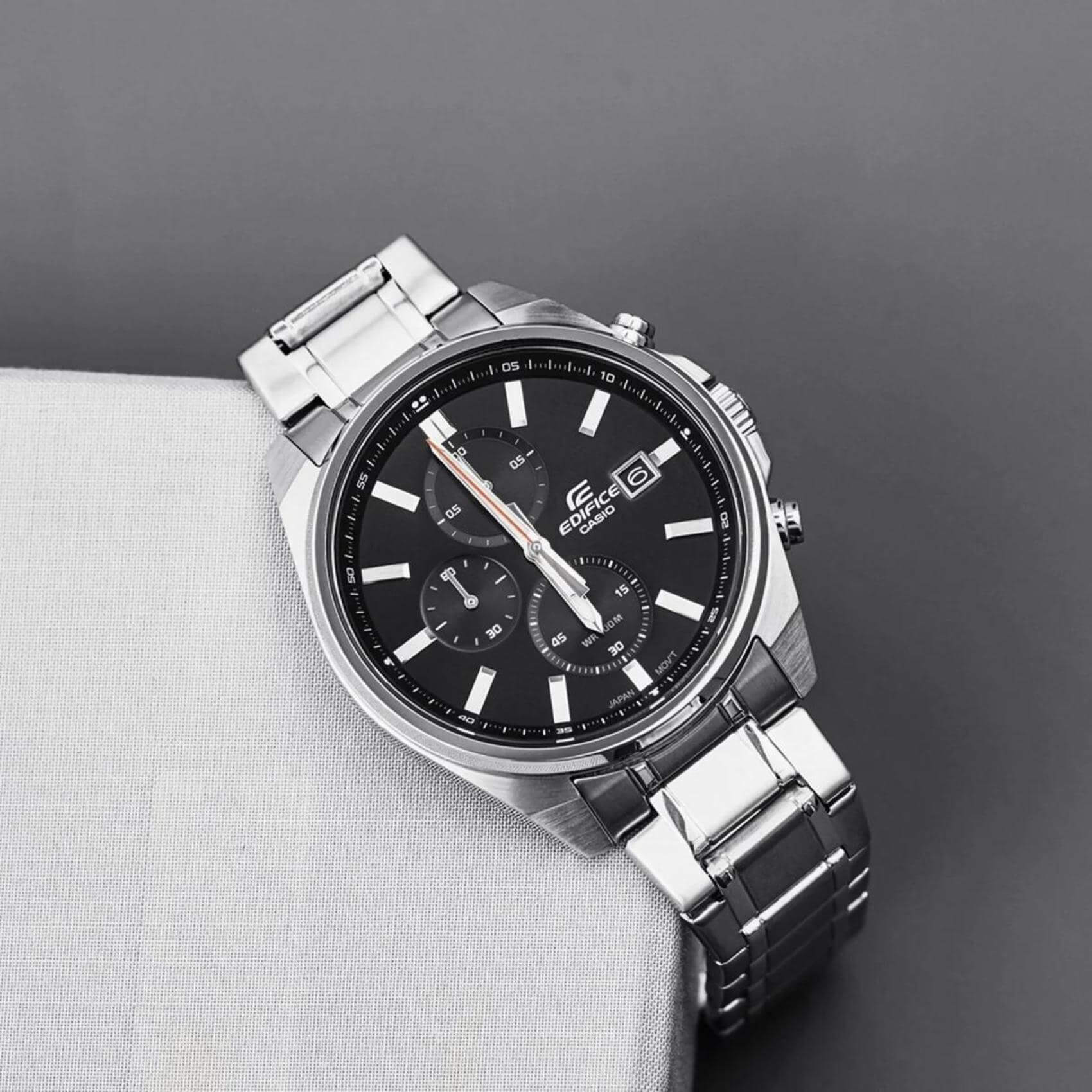 Αδιάβροχο ρολόι CASIO Edifice EFV-610D-1AVUEF με ασημί μπρασελέ από ανοξείδωτο ατσάλι, μαύρο καντράν με φωσφορίζον δείκτες, στρογγυλή στεφάνη σε ασημί χρώμα και ένδειξη ημερομηνίας και λειτουργία χρονογράφου.