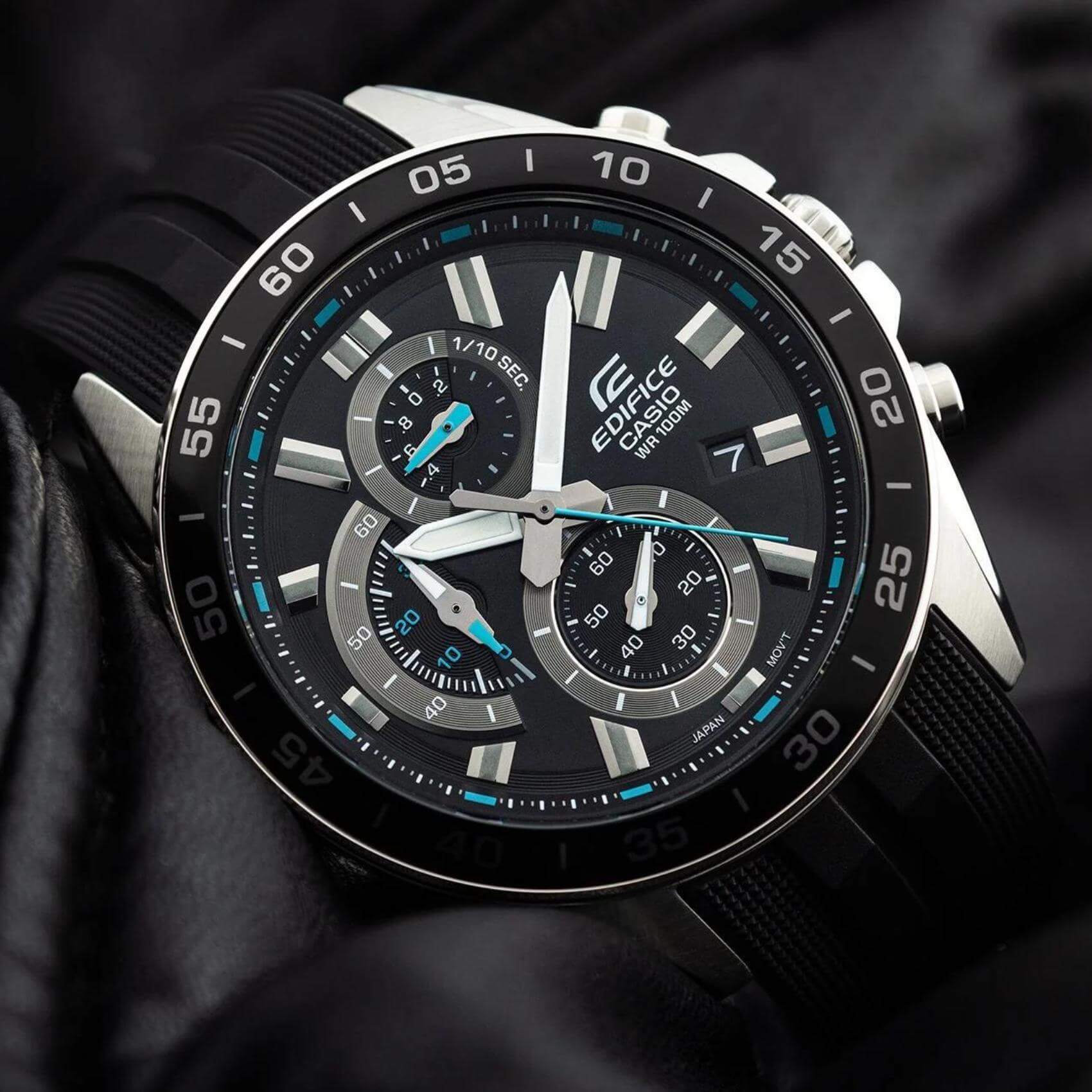 Αδιάβροχο ρολόι CASIO Edifice EFV-550P-1AVUEF-1 με μαύρο λουράκι από καουτσούκ, μαύρο καντράν με φωσφορίζον δείκτες, στεφάνη σε μαύρο χρώμα και λειτουργία χρονογράφου.